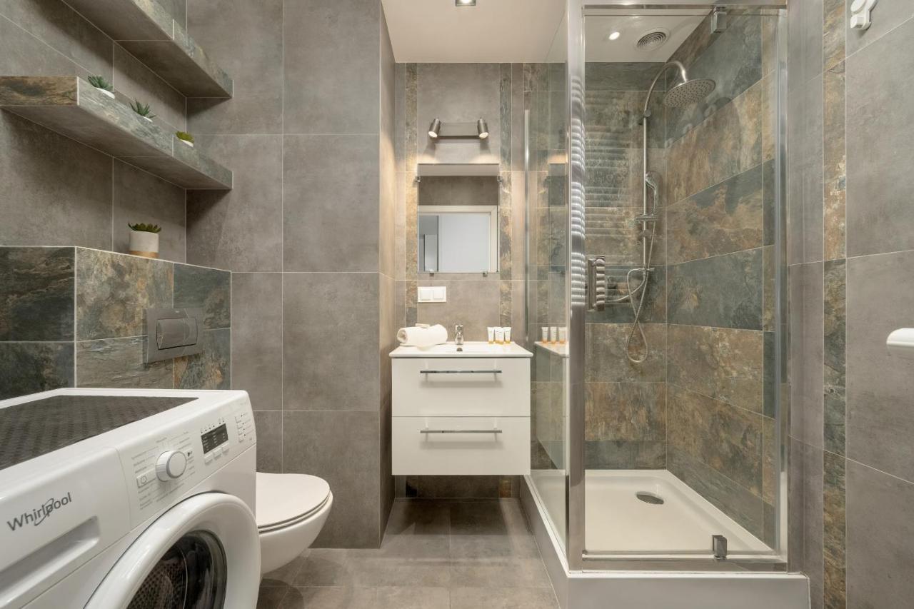 Black And White Close To The River In By Renters Appartamento